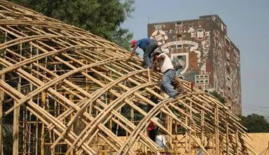 Hombres montados en estructura
