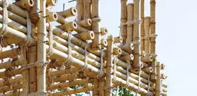Pilas de cañas de bambú entrelazadas