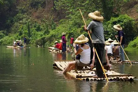 hombres remando en rio
