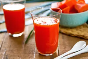 vasos con jugo de papaya