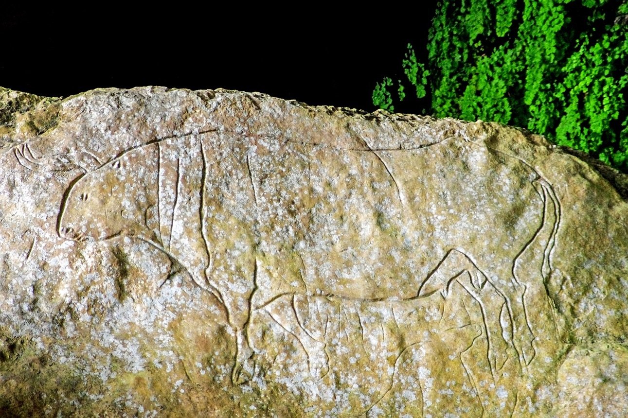 Figura de vaca tallada en roca