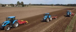 Tractores rastreando el terreno