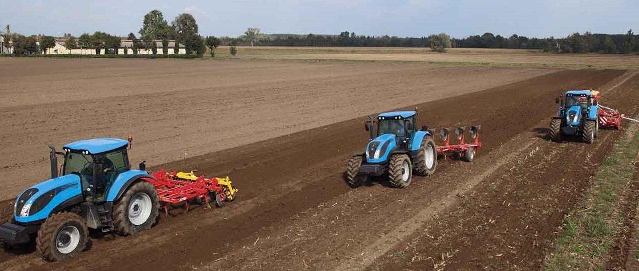 Cultivo de cebolla - Tres tractores preparando el suelo para la siembra de cebolla