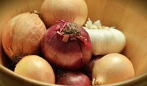Cebollas blancas y moradas