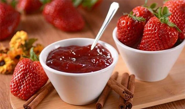 Cultivo de fresa - Fresa para la industria - Una taza de jalea de fresa y una tasa de fresas con palitos de canela como adorno