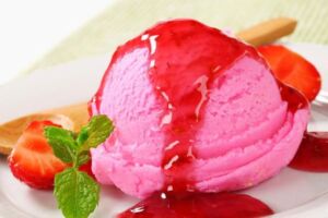 Helado y mermelada de fresa