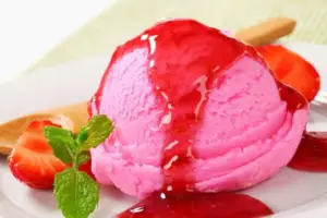 Helado y mermelada de fresa
