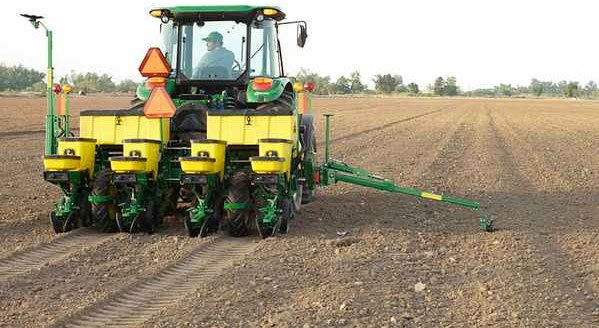 Cultivo de maíz - Un tractor sembrando en terreno maíz