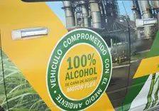Cultivo de caña de azúcar - Etiqueta de carro haciendo referencia al uso de biocombustible a partir de la caña de azúcar