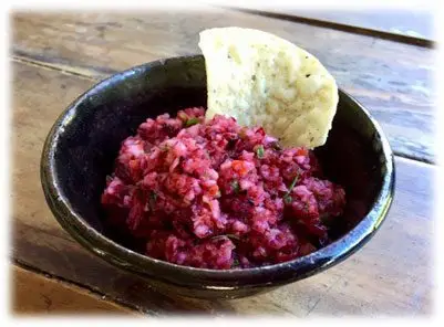 Flor de Jamaica - Plato hondo con ensalada con pétalos de flor