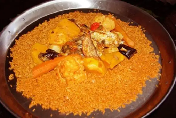 Flor de Jamaica - Plato de arroz con color anaranjado con hojas de flor de Jamaica