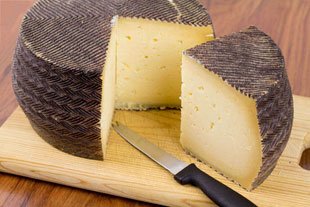 Oveja - Una rueda de queso manchego obtenido a partir de la leche de oveja