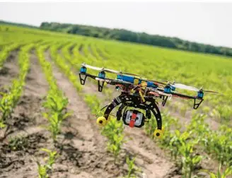 Clima agricultura y siembra - Dron sobrevolando un cultivo para determinar el micro clima