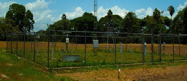 Estacion climatica evaluando el clima