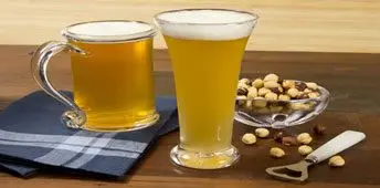 Cultivo de sorgo - Un vaso y tarra de cristal con bebidas a base de granos de sorgo