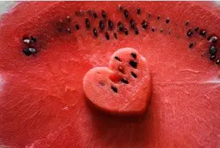 Patilla - Una rueda de sandía y por encima una mini rodaja en forma de corazón