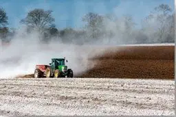 Patilla - Tractor preparando tierra para la siembra de patilla o sandía