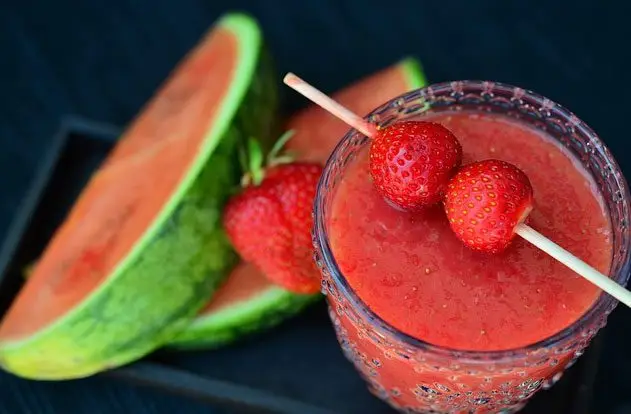 Patilla - Dos longas de patilla y un vaso de cristal con jugo de patilla
