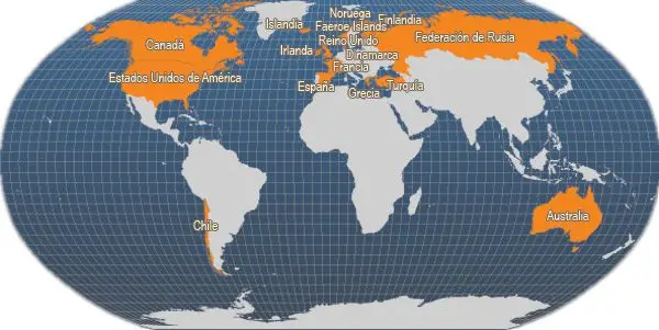 mapa mundial indicando la distribución del salmón
