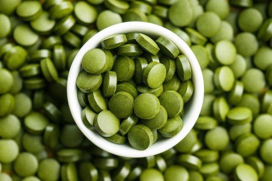 Píldoras verdes hechas con microalgas espirulina