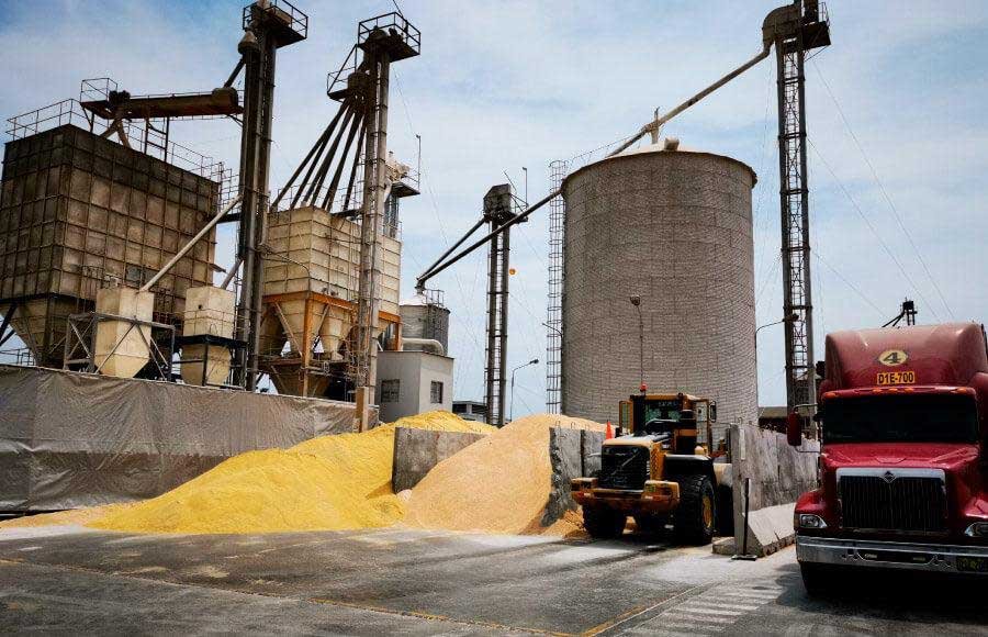 Una fabrica de alimento con silos, materia prima y camiones