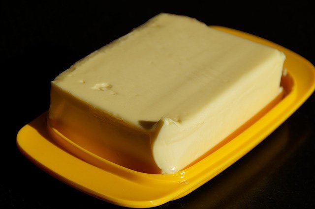 una panela de mantequilla con sal