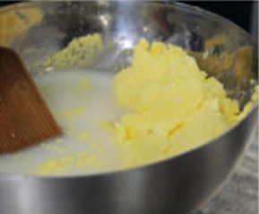 envase de acero inoxidable con crema en proceso de hacer mantequilla