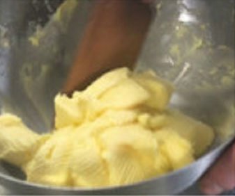 mantequilla casera en envase de acero inoxidable