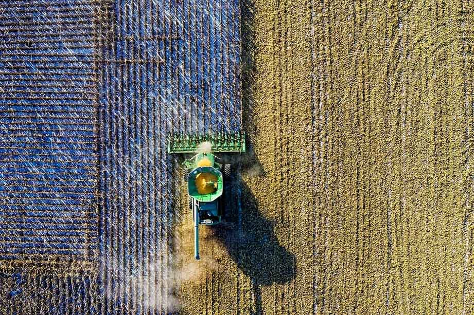 vista aérea de una cosecha con el uso de maquinaria bajo el enfoque de agricultura de precisión