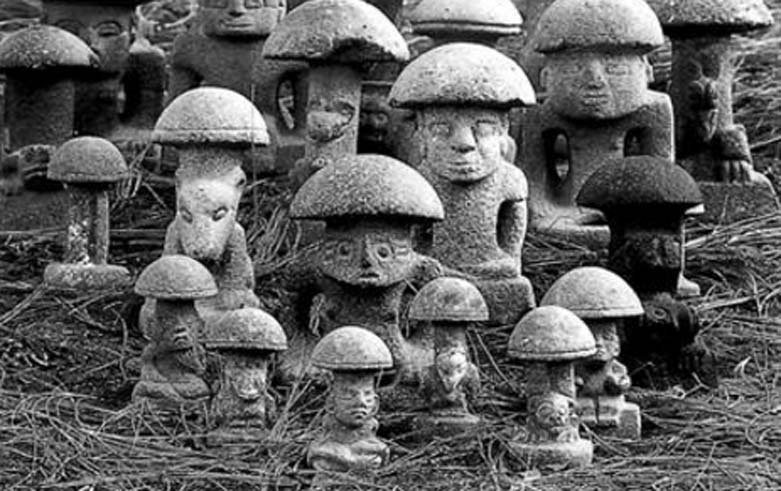 Figuras de piedra con sombrero en forma de champiñón