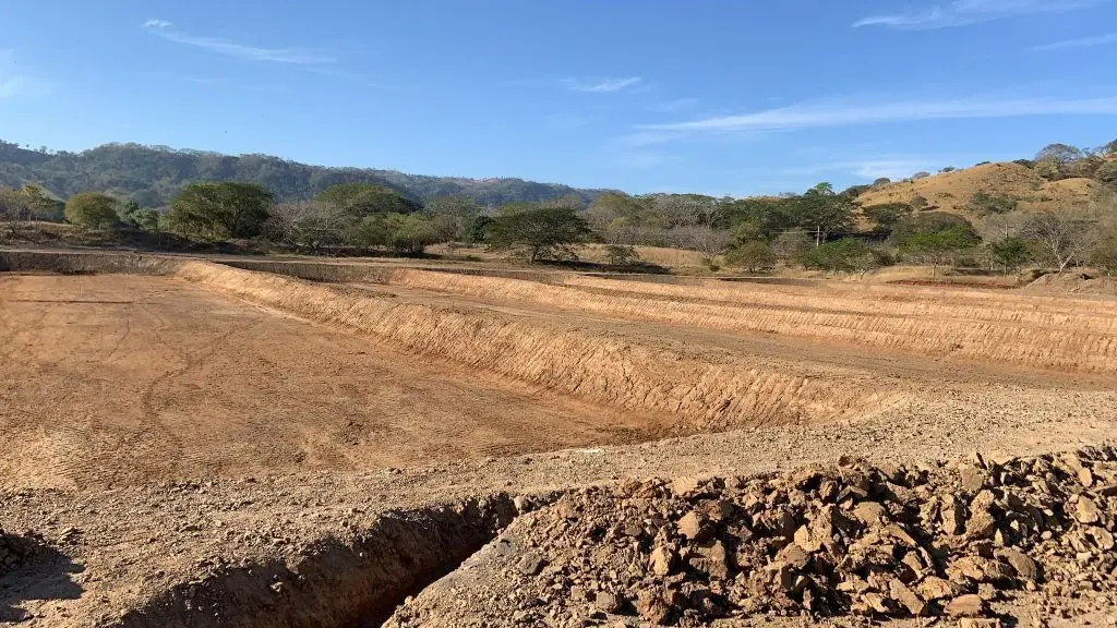 vista de estanques de tierra construidos para cría de tilapia