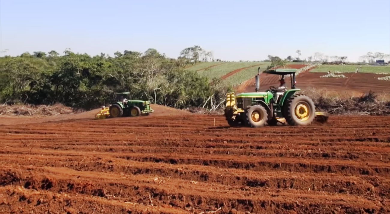 tractores preparando el suelo