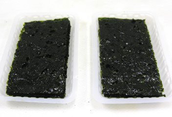 caldo de algas en platos cuadrados