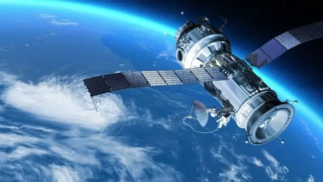 satélite orbitando la tierra