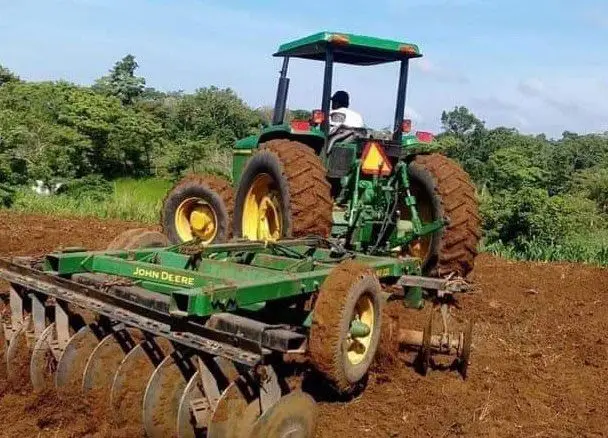 Preparación del terreno con rastra.