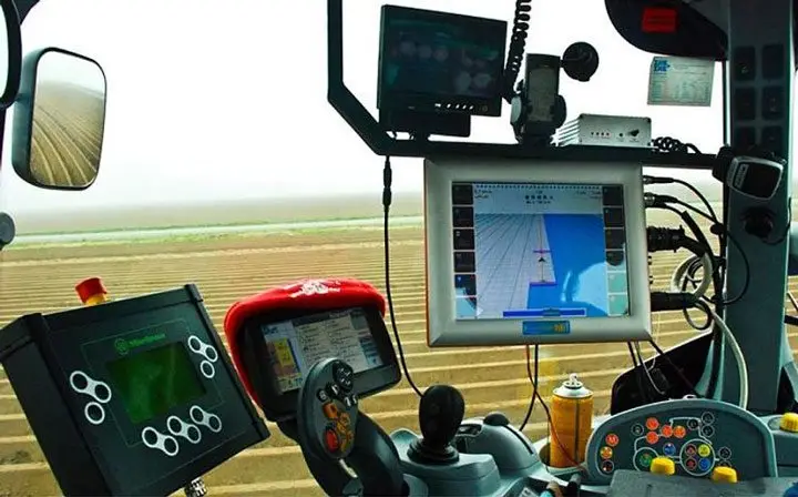 vista interna de tractor usando computadoras conectadas con los SIG