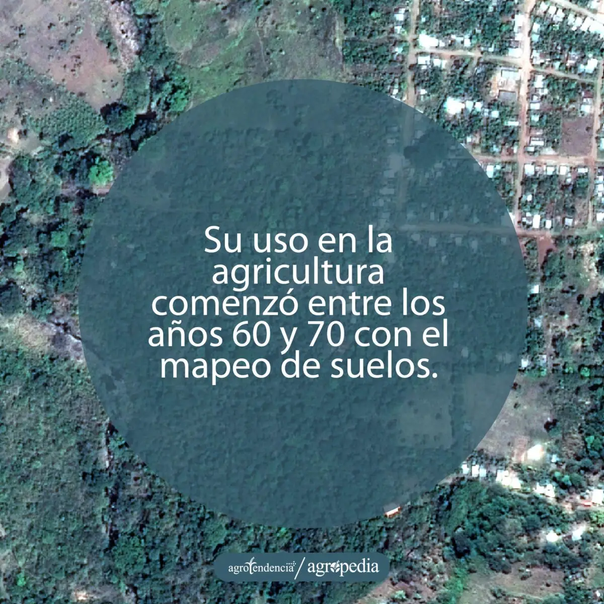 Vista aérea de ciudad, cultivos y vegetación