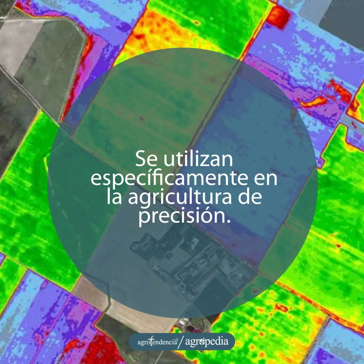 vista aérea de cultivos mediante dron emitiendo imágenes fotosensibles