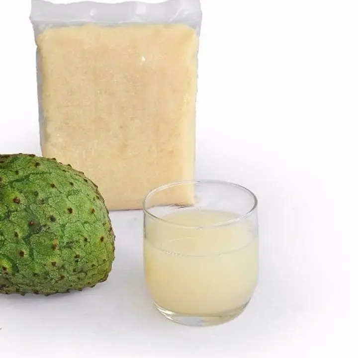 un vaso con jugo de guanabana, un empaque con pulpa y una fruta entera