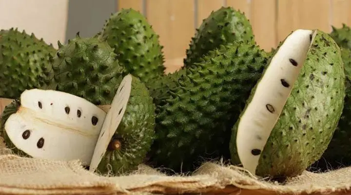 lote de frutos de guanabana, unas abiertas otras cerradas