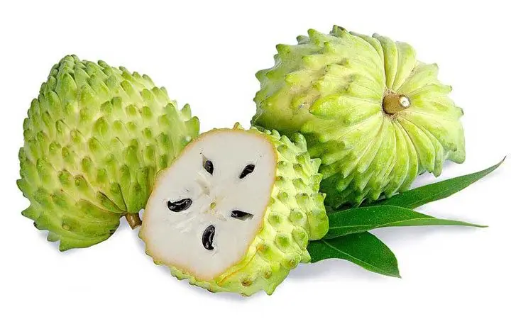 dos guanabana enteras y media abierta