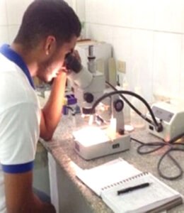 hombre mirando a través de microscopio