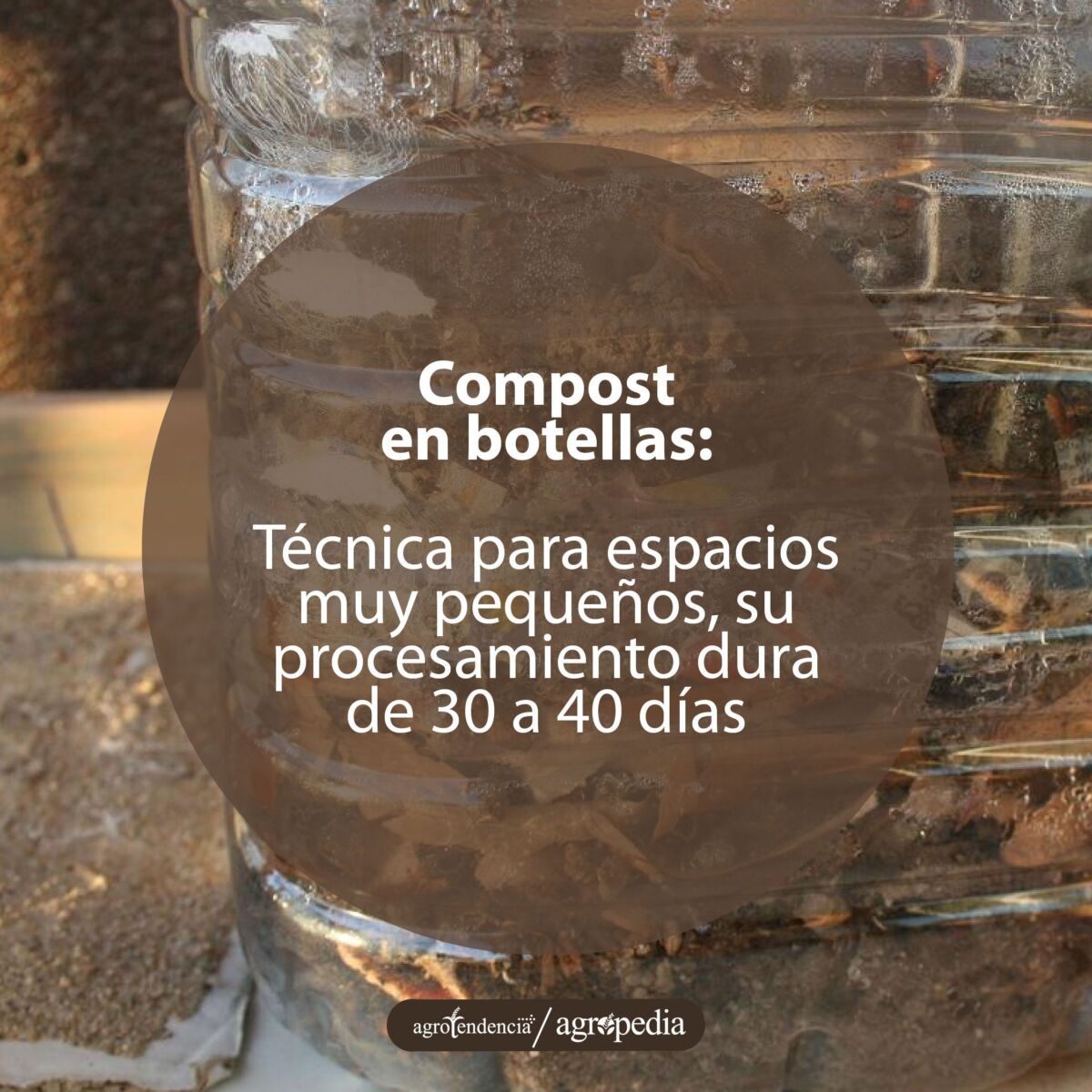 botella plática y transparente con compost