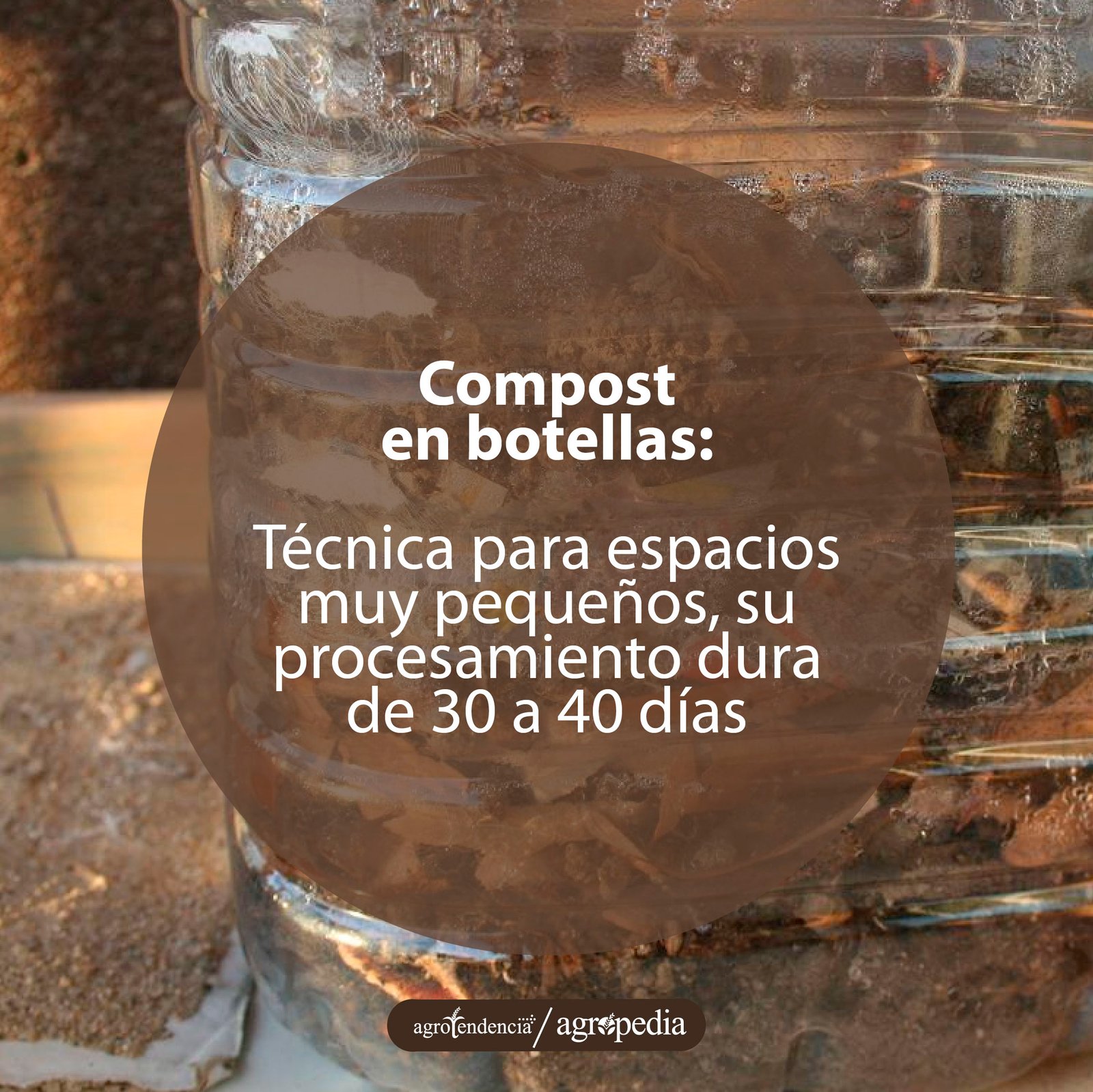 botella plática y transparente con compost
