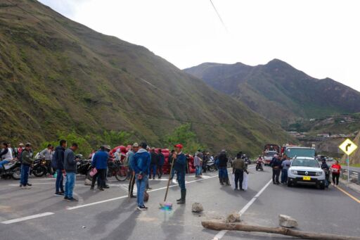 Productores de cebolla en Colombia bloquean importante vía de comunicación