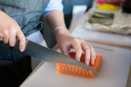Alerta en Estados Unidos tras detección de bacteria en salmón ahumado empacado
